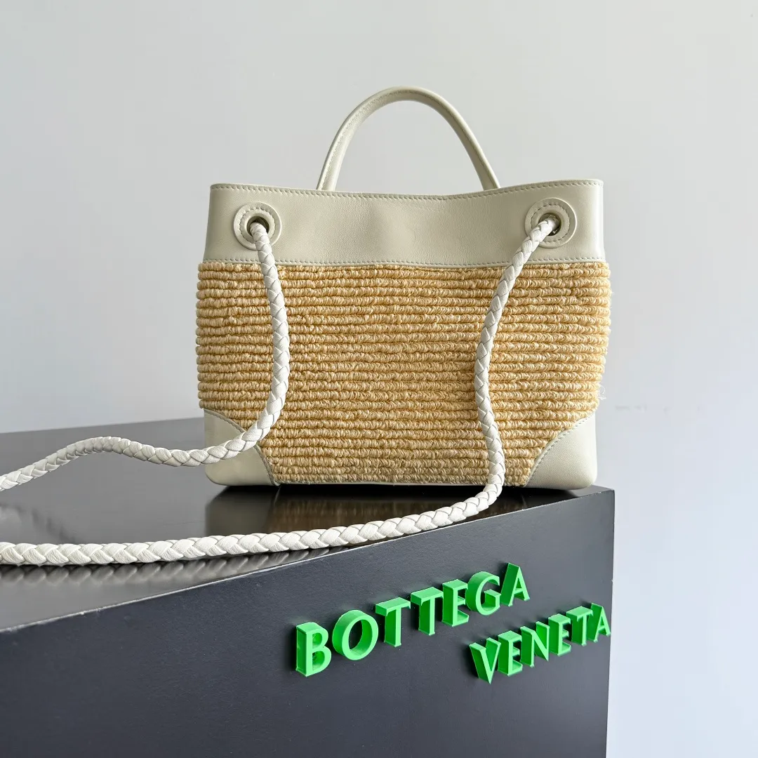 Batch 1960 Bottega Veneta's new SmallAndiamo | 🌞The best solution for summer relaxation! 🌾 Straw + leather splicing, natural materials collide with exquisite craftsmanship, and it has a sense of relaxation during the southern French holiday. It is suitable for daily commuting and weekend vacations. It is very stylish when you carry it with you. 💼 The practical capacity is amazing. It can easily store mobile phones, card holders, and powder compacts. The top opening and closing design makes it easy to access items and protects privacy. The whole is not redundant or cramped. It is a concrete interpretation of "less is more"! Unique woven texture + iconic gold buckle, low-key and high-end recognition, take it to the streets and turn heads when you put it on your back, as if you have brought lazy fashion into your life. BV’s new season aesthetics, fashionable and refined, come and take away this sense of relaxation~SmallAndiamo will become a high-end symbol in your style wardrobe that will never fade! Style number: 827478 (743568) Size: 25*20*10cm